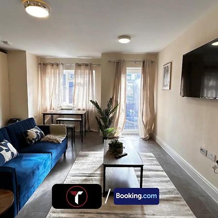 Stylish 2 Bedroom Flat By Tara Stays Short Lets & Serviced Accommodation Watford With Free Parking & Nearby Warner Studios Eksteriør billede