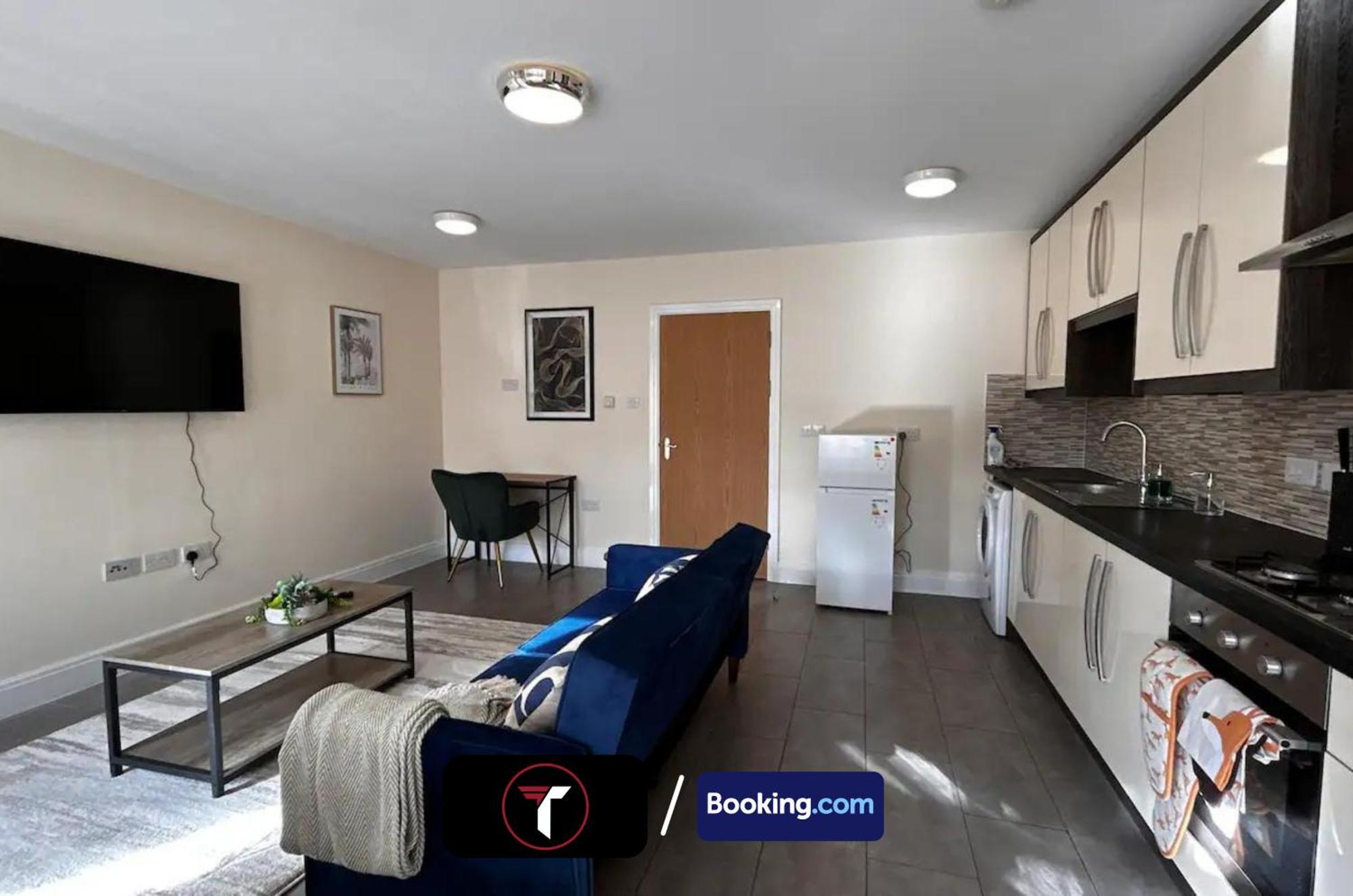 Stylish 2 Bedroom Flat By Tara Stays Short Lets & Serviced Accommodation Watford With Free Parking & Nearby Warner Studios Eksteriør billede